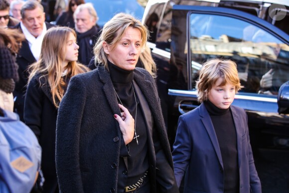 Sarah Lavoine, son fils Milo - Arrivée du convoi funéraire à l'église de La Madeleine lors des obsèques de Johnny Hallyday à Paris le 9 décembre 2017.