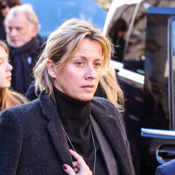 Sarah Lavoine, son fils Milo - Arrivée du convoi funéraire à l'église de La Madeleine lors des obsèques de Johnny Hallyday à Paris le 9 décembre 2017.