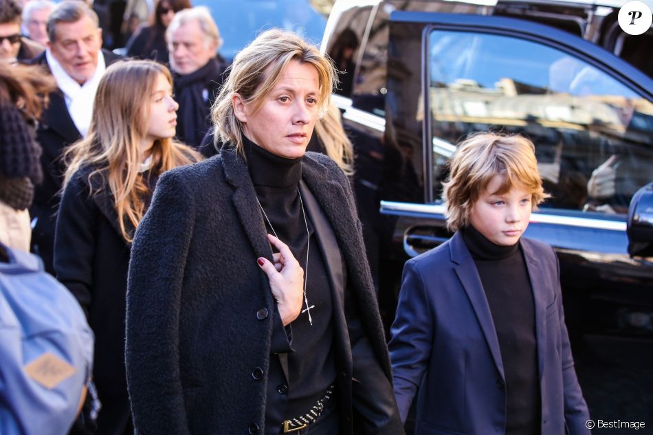 Sarah Lavoine, son fils Milo - Arrivée du convoi funéraire à l'église