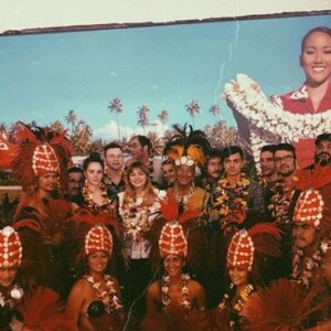 Louane se produit dans les îles du Pacifique (Tahiti, Nouvelle-Calédonie). Mars 2018