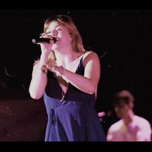 Louane se produit dans les îles du Pacifique (Tahiti, Nouvelle-Calédonie). Mars 2018