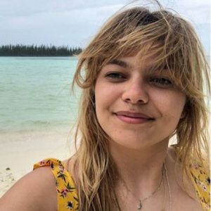 Louane se produit dans les îles du Pacifique (Tahiti, Nouvelle-Calédonie). Mars 2018