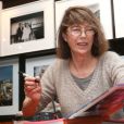 Jane Birkin dédicace le livre de son frère "Jane et Serge : un album de famille", à la librairie Taschen à Paris, le 22 octobre 2013.