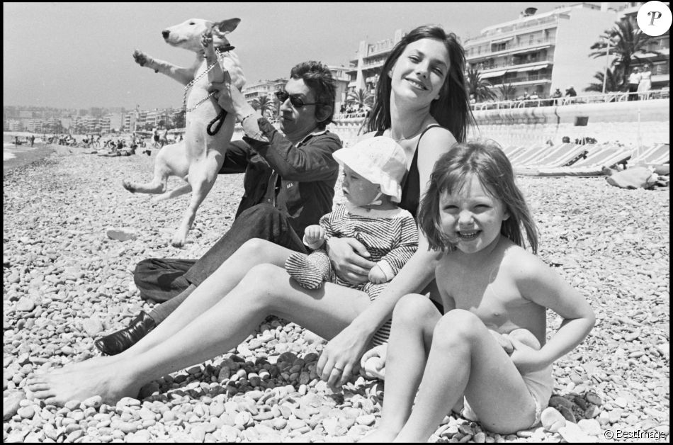 Serge Gainsbourg et Jane Birkin avec Kate Barry et Charlotte Gainsbourg, à Nice en 1972.