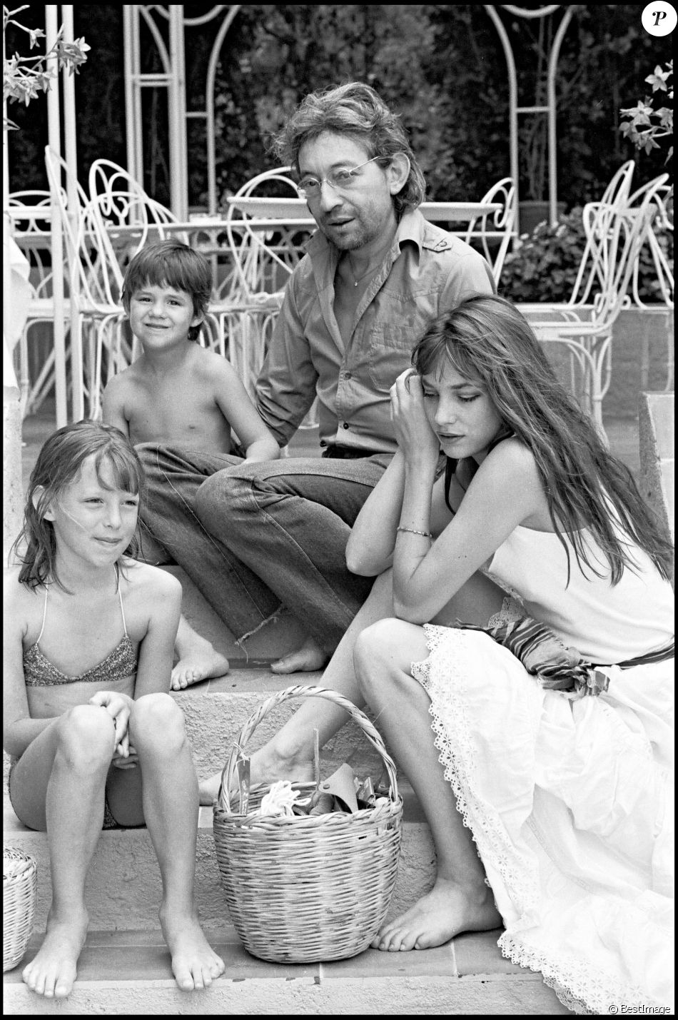 Serge Gainsbourg et Jane Birkin avec Kate Barry et Charlotte Gainsbourg, à Saint-Tropez en juillet 1977.