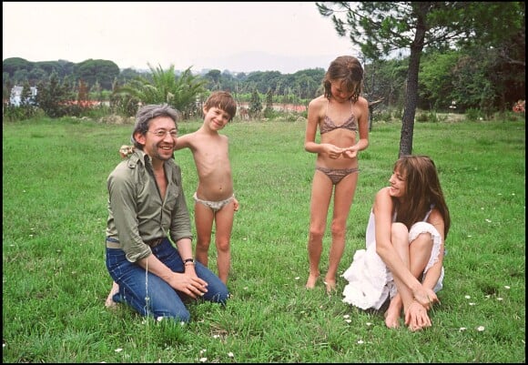 Serge Gainsbourg et Jane Birkin avec Kate Barry et Charlotte Gainsbourg, à Saint-Tropez le 19 juillet 1977.