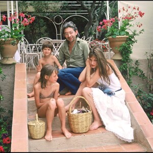 Serge Gainsbourg et Jane Birkin avec Kate Barry et Charlotte Gainsbourg, à Saint-Tropez le 19 juillet 1977.