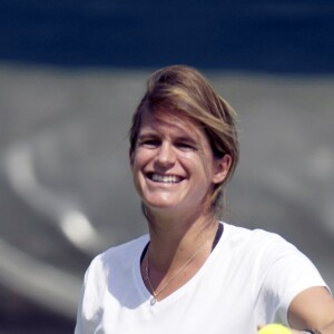 Amélie Mauresmo, enceinte lors de l'entraînement au tournoi de tennis de Wimbledon à Londres, le 24 juin 2015.