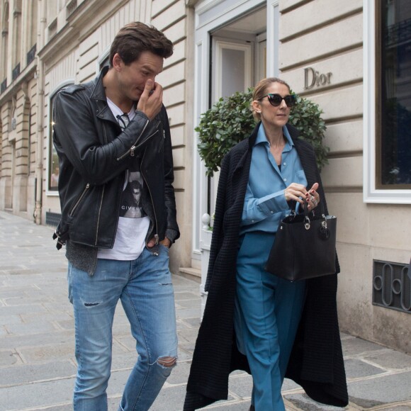 Exclusif - Céline Dion et son danseur Pepe Munoz sont allés déjeuner au restaurant italien Paparazzi au square de l'Opéra-Louis Jouvet et sont ensuite allés faire du shopping chez Dior avenue Montaigne et chez Balmain rue François 1er avant de revenir à l'hôtel Royal Monceau à Paris, France, le 8 août 2017.