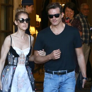 Céline Dion et son danseur Pepe Munoz sortent de l'hôtel Ritz à Paris, le 1er août 2017.