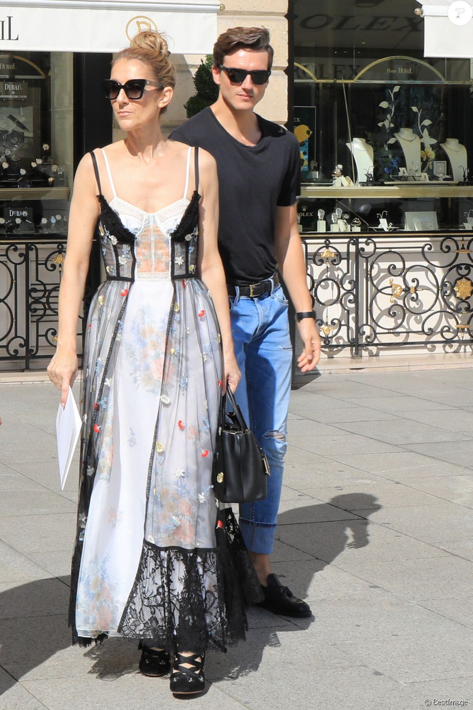 Céline Dion et son danseur Pepe Munoz sont allés faire du shopping à la boutique Schiaparelli à Paris, le 1er août 2017