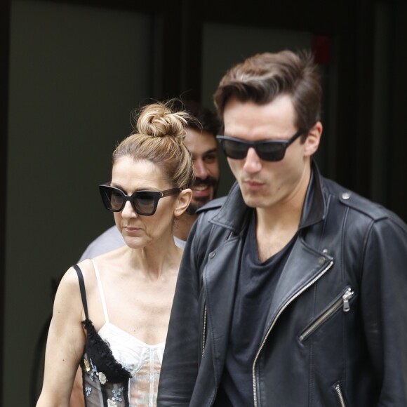 Exclusif - Céline Dion et son danseur Pepe Munoz quittent l'hôtel Royal Monceau et se rendent dans les salons de la boutique "Schiaparelli" sur la place Vendôme à Paris le 1er aout 2017.