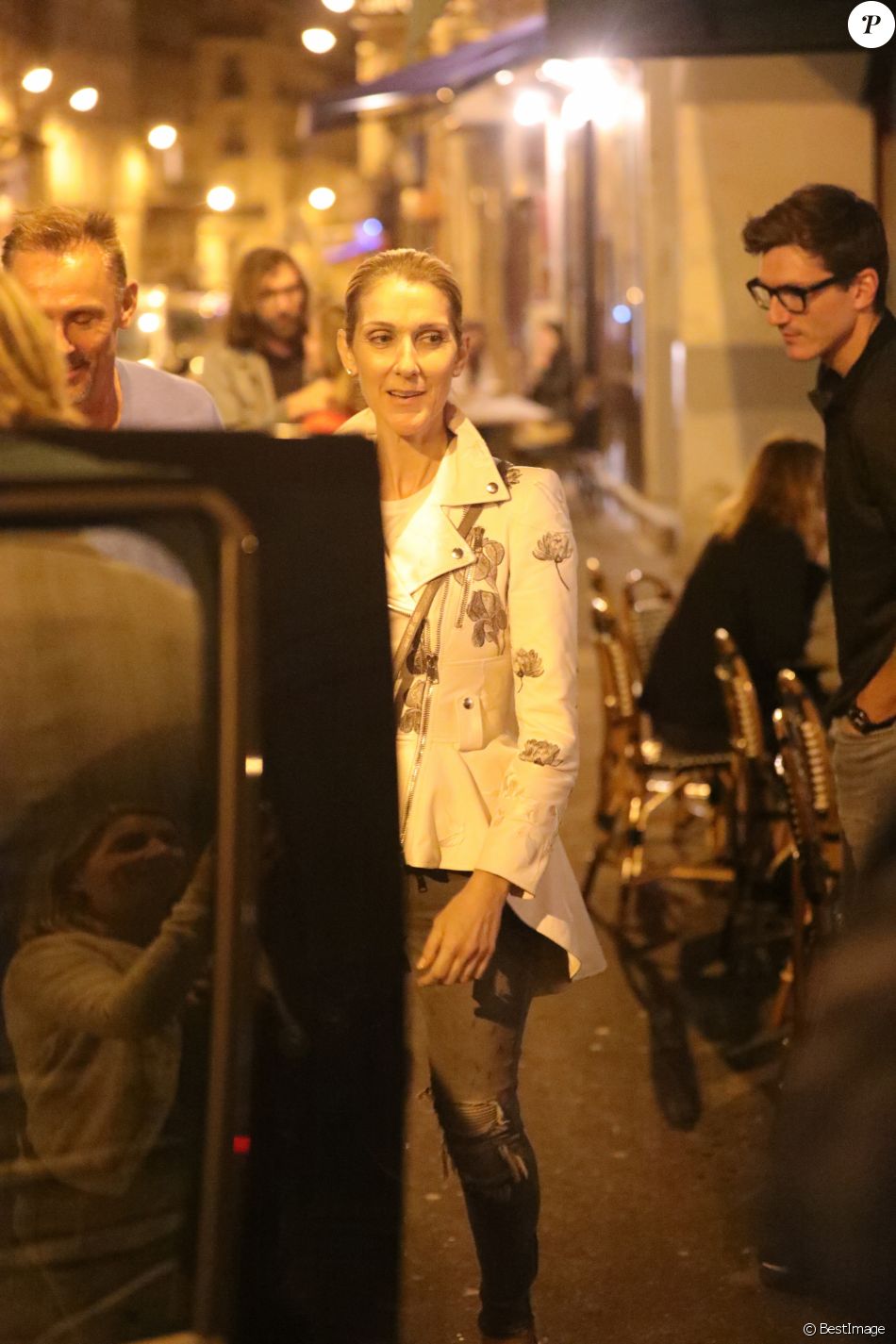 Exclusif - Après une journée shopping, Céline Dion est arrivée au restaurant &quot;Pacchio&quot; au 75 Rue de Rochechouart dans le 9ème arrondissement de Paris avant que son danseur Pepe Munoz ne la rejoigne pour un dîner en tête à tête, le 26 juillet 2017