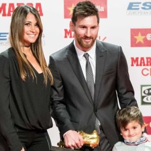 Lionel Messi reçoit son 4ème Soulier d'or européen en famille à Barcelone le 24 novembre 2017.