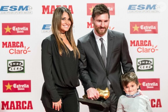 Lionel Messi reçoit son 4ème Soulier d'or européen en famille à Barcelone le 24 novembre 2017.