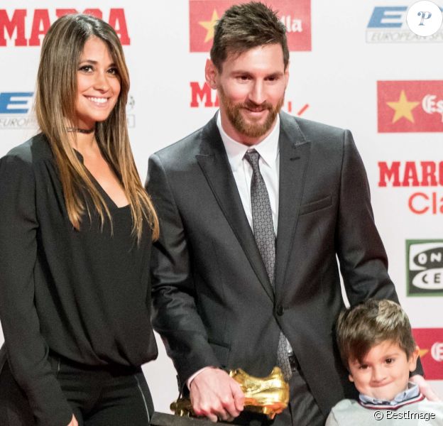 Lionel Messi reçoit son 4ème Soulier d'or européen en famille à Barcelone le 24 novembre 2017.