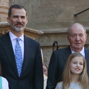 Le roi Felipe VI et la reine Letizia d'Espagne, leurs filles la princesse Leonor des Asturies et l'infante Sofia, ainsi que le roi Juan Carlos Ier et la reine Sofia étaient réunis à Palma de Majorque le 1er avril 2018 pour la messe de Pâques.