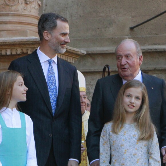Le roi Felipe VI et la reine Letizia d'Espagne, leurs filles la princesse Leonor des Asturies et l'infante Sofia, ainsi que le roi Juan Carlos Ier et la reine Sofia étaient réunis à Palma de Majorque le 1er avril 2018 pour la messe de Pâques.