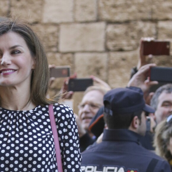 Le roi Felipe VI et la reine Letizia d'Espagne (ici en photo, en top Carolina Herrera et pantalon Hugo Boss), leurs filles la princesse Leonor des Asturies et l'infante Sofia, ainsi que le roi Juan Carlos Ier et la reine Sofia étaient réunis à Palma de Majorque le 1er avril 2018 pour la messe de Pâques.