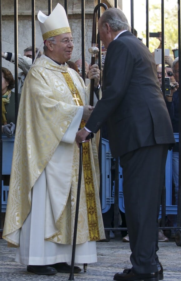 Le roi Juan Carlos Ier à son arrivée à la messe. Le roi Felipe VI et la reine Letizia d'Espagne, leurs filles la princesse Leonor des Asturies et l'infante Sofia, ainsi que le roi Juan Carlos Ier et la reine Sofia étaient réunis à Palma de Majorque le 1er avril 2018 pour la messe de Pâques.