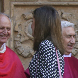 Le roi Felipe VI et la reine Letizia d'Espagne, ici au moment de son arrivée, leurs filles la princesse Leonor des Asturies et l'infante Sofia, ainsi que le roi Juan Carlos Ier et la reine Sofia étaient réunis à Palma de Majorque le 1er avril 2018 pour la messe de Pâques.