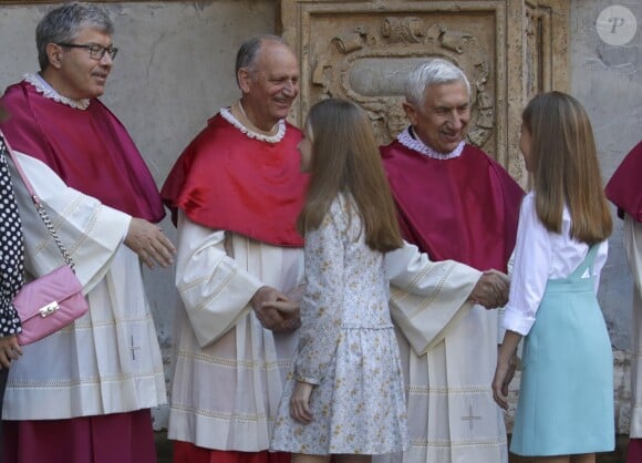 La princesse Leonor et l'infante Sofia arrivent pour la messe. Le roi Felipe VI et la reine Letizia d'Espagne, leurs filles la princesse Leonor des Asturies et l'infante Sofia, ainsi que le roi Juan Carlos Ier et la reine Sofia étaient réunis à Palma de Majorque le 1er avril 2018 pour la messe de Pâques.