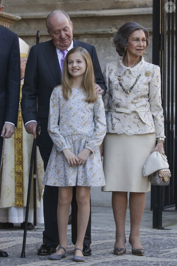 Le roi Juan Carlos Ier, la reine Silvia et la princesse Leonor. Le roi Felipe VI et la reine Letizia d'Espagne, leurs filles la princesse Leonor des Asturies et l'infante Sofia, ainsi que le roi Juan Carlos Ier et la reine Sofia étaient réunis à Palma de Majorque le 1er avril 2018 pour la messe de Pâques.