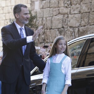 Le roi Felipe VI arrivant avec l'infante Sofia. Le roi Felipe VI et la reine Letizia d'Espagne, leurs filles la princesse Leonor des Asturies et l'infante Sofia, ainsi que le roi Juan Carlos Ier et la reine Sofia étaient réunis à Palma de Majorque le 1er avril 2018 pour la messe de Pâques.