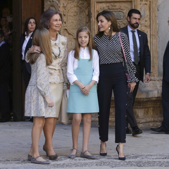 Sofia et Letizia d'Espagne avec Leonor et Sofia. Le roi Felipe VI et la reine Letizia d'Espagne, leurs filles la princesse Leonor des Asturies et l'infante Sofia, ainsi que le roi Juan Carlos Ier et la reine Sofia étaient réunis à Palma de Majorque le 1er avril 2018 pour la messe de Pâques.