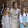 Sofia d'Espagne avec ses petites-filles Leonor et Sofia. Le roi Felipe VI et la reine Letizia d'Espagne, leurs filles la princesse Leonor des Asturies et l'infante Sofia, ainsi que le roi Juan Carlos Ier et la reine Sofia étaient réunis à Palma de Majorque le 1er avril 2018 pour la messe de Pâques.