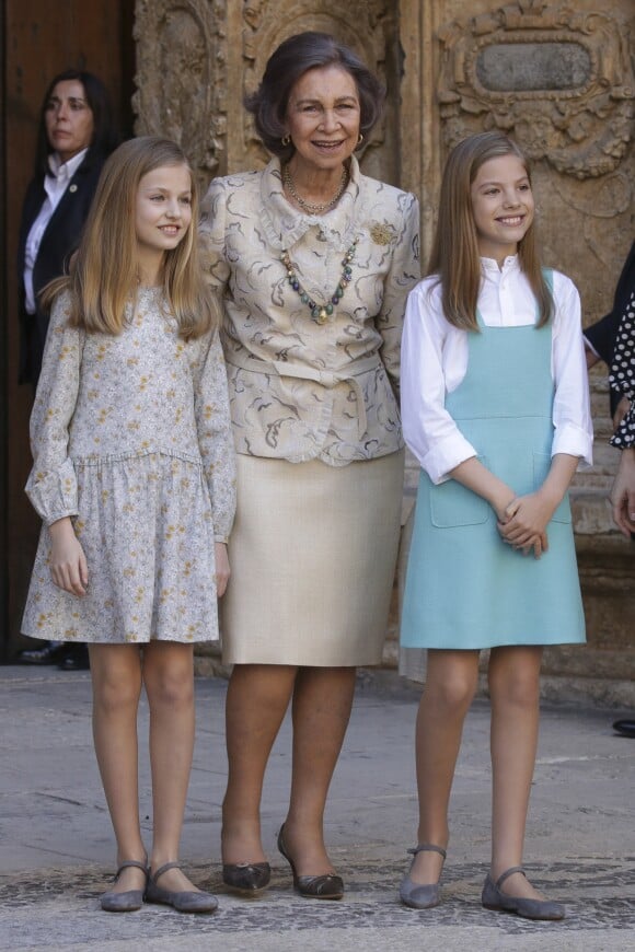 Sofia d'Espagne avec ses petites-filles Leonor et Sofia. Le roi Felipe VI et la reine Letizia d'Espagne, leurs filles la princesse Leonor des Asturies et l'infante Sofia, ainsi que le roi Juan Carlos Ier et la reine Sofia étaient réunis à Palma de Majorque le 1er avril 2018 pour la messe de Pâques.