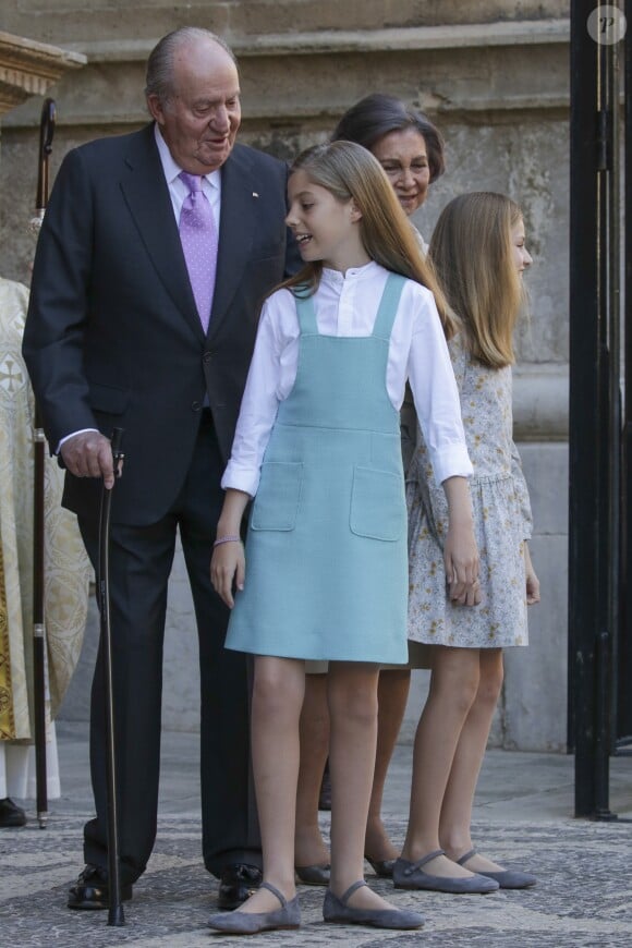 Le roi Felipe VI et la reine Letizia d'Espagne, leurs filles la princesse Leonor des Asturies et l'infante Sofia, ainsi que le roi Juan Carlos Ier et la reine Sofia (ici avec leurs petites-filles) étaient réunis à Palma de Majorque le 1er avril 2018 pour la messe de Pâques.
