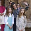 La reine Letizia et ses filles. Le roi Felipe VI et la reine Letizia d'Espagne, leurs filles la princesse Leonor des Asturies et l'infante Sofia, ainsi que le roi Juan Carlos Ier et la reine Sofia étaient réunis à Palma de Majorque le 1er avril 2018 pour la messe de Pâques.