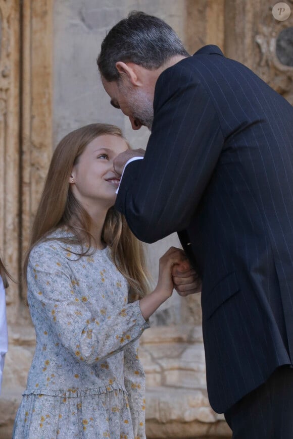 Le roi Felipe VI, ici très complice avec la princesse Leonor, et la reine Letizia d'Espagne, leurs filles la princesse Leonor des Asturies et l'infante Sofia, ainsi que le roi Juan Carlos Ier et la reine Sofia étaient réunis à Palma de Majorque le 1er avril 2018 pour la messe de Pâques.