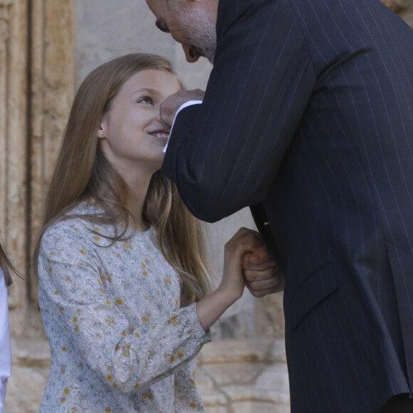 Le roi Felipe VI, ici très complice avec la princesse Leonor, et la reine Letizia d'Espagne, leurs filles la princesse Leonor des Asturies et l'infante Sofia, ainsi que le roi Juan Carlos Ier et la reine Sofia étaient réunis à Palma de Majorque le 1er avril 2018 pour la messe de Pâques.