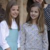 Sofia et Leonor, soeurs Sourire. Le roi Felipe VI et la reine Letizia d'Espagne, leurs filles la princesse Leonor des Asturies et l'infante Sofia, ainsi que le roi Juan Carlos Ier et la reine Sofia étaient réunis à Palma de Majorque le 1er avril 2018 pour la messe de Pâques.