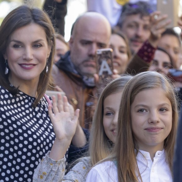 Le roi Felipe VI et la reine Letizia d'Espagne, leurs filles la princesse Leonor des Asturies et l'infante Sofia, ainsi que le roi Juan Carlos Ier et la reine Sofia étaient réunis à Palma de Majorque le 1er avril 2018 pour la messe de Pâques.