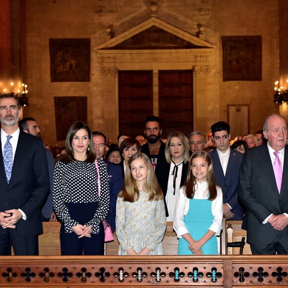 Le roi Felipe VI et la reine Letizia d'Espagne, leurs filles la princesse Leonor des Asturies et l'infante Sofia, ainsi que le roi Juan Carlos Ier et la reine Sofia étaient réunis à Palma de Majorque le 1er avril 2018 pour la messe de Pâques.