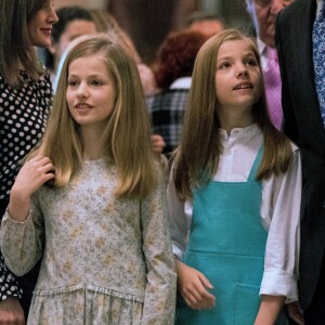 Le roi Felipe VI et la reine Letizia d'Espagne, leurs filles la princesse Leonor des Asturies et l'infante Sofia, ainsi que le roi Juan Carlos Ier et la reine Sofia étaient réunis à Palma de Majorque le 1er avril 2018 pour la messe de Pâques.