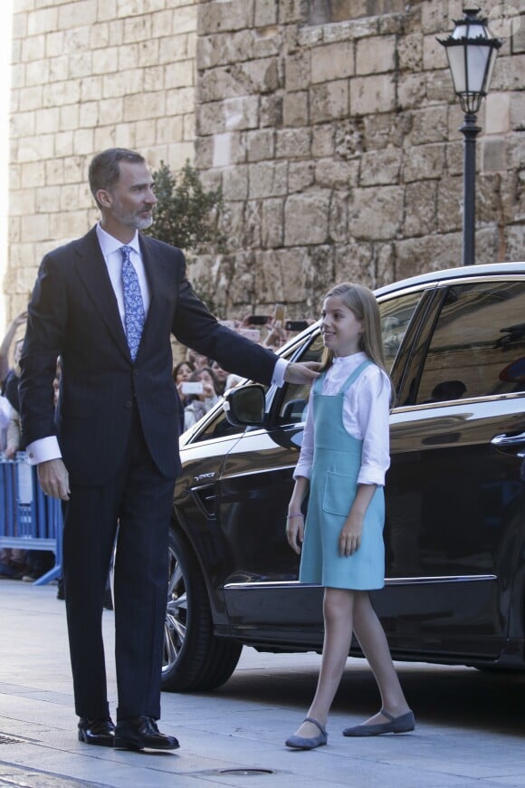 Le roi Felipe VI arrivant avec l'infante Sofia. Le roi Felipe VI et la reine Letizia d'Espagne, leurs filles la princesse Leonor des Asturies et l'infante Sofia, ainsi que le roi Juan Carlos Ier et la reine Sofia étaient réunis à Palma de Majorque le 1er avril 2018 pour la messe de Pâques.