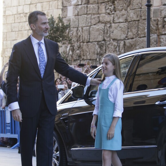 Le roi Felipe VI arrivant avec l'infante Sofia. Le roi Felipe VI et la reine Letizia d'Espagne, leurs filles la princesse Leonor des Asturies et l'infante Sofia, ainsi que le roi Juan Carlos Ier et la reine Sofia étaient réunis à Palma de Majorque le 1er avril 2018 pour la messe de Pâques.