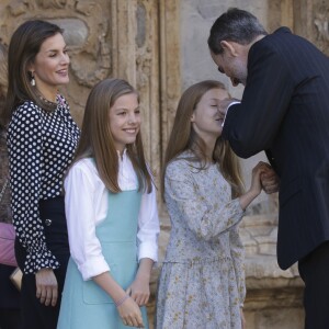 Le roi Felipe VI et la reine Letizia d'Espagne, complices avec leurs filles la princesse Leonor des Asturies et l'infante Sofia, ainsi que le roi Juan Carlos Ier et la reine Sofia étaient réunis à Palma de Majorque le 1er avril 2018 pour la messe de Pâques.