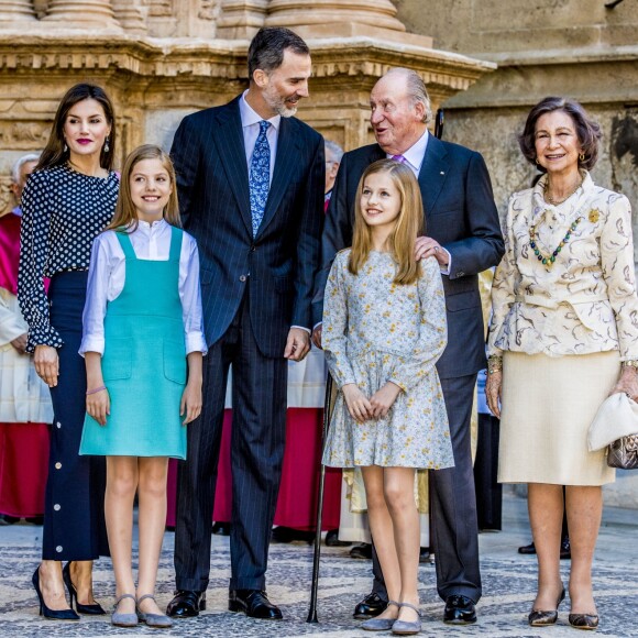 Le roi Felipe VI et la reine Letizia d'Espagne, leurs filles la princesse Leonor des Asturies et l'infante Sofia, ainsi que le roi Juan Carlos Ier et la reine Sofia étaient réunis à Palma de Majorque le 1er avril 2018 pour la messe de Pâques.