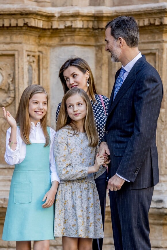 Le roi Felipe VI et la reine Letizia d'Espagne, très complices avec leurs filles la princesse Leonor des Asturies et l'infante Sofia, ainsi que le roi Juan Carlos Ier et la reine Sofia étaient réunis à Palma de Majorque le 1er avril 2018 pour la messe de Pâques.