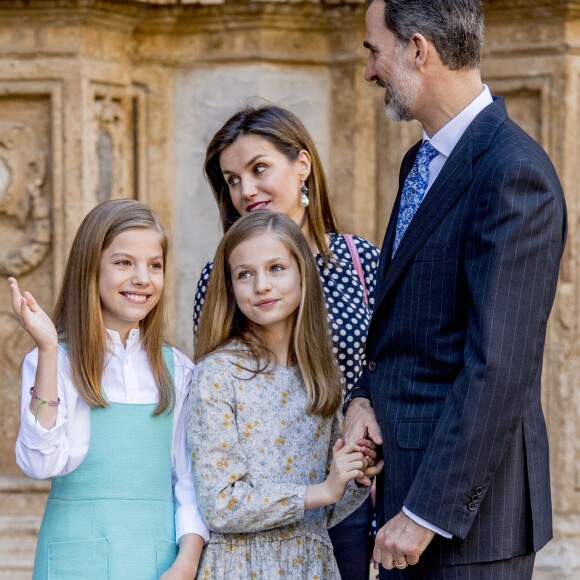 Le roi Felipe VI et la reine Letizia d'Espagne, très complices avec leurs filles la princesse Leonor des Asturies et l'infante Sofia, ainsi que le roi Juan Carlos Ier et la reine Sofia étaient réunis à Palma de Majorque le 1er avril 2018 pour la messe de Pâques.