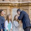 Le roi Felipe VI et la reine Letizia d'Espagne, très complices avec leurs filles la princesse Leonor des Asturies et l'infante Sofia, ainsi que le roi Juan Carlos Ier et la reine Sofia étaient réunis à Palma de Majorque le 1er avril 2018 pour la messe de Pâques.