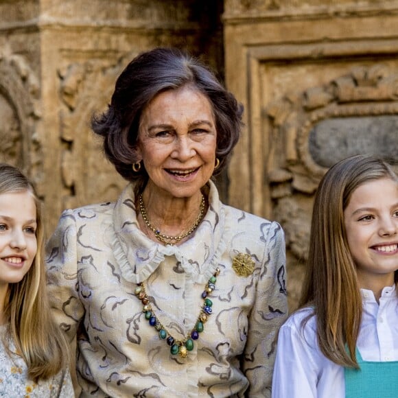 Le roi Felipe VI et la reine Letizia d'Espagne, leurs filles la princesse Leonor des Asturies et l'infante Sofia, ainsi que le roi Juan Carlos Ier et la reine Sofia étaient réunis à Palma de Majorque le 1er avril 2018 pour la messe de Pâques.