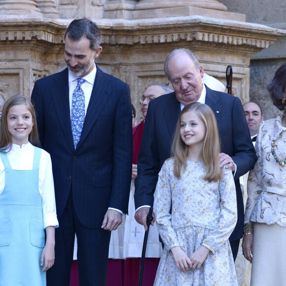 Le roi Felipe VI et la reine Letizia d'Espagne, leurs filles la princesse Leonor des Asturies et l'infante Sofia, ainsi que le roi Juan Carlos Ier et la reine Sofia étaient réunis à Palma de Majorque le 1er avril 2018 pour la messe de Pâques.