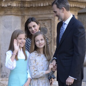 Le roi Felipe VI et la reine Letizia d'Espagne, leurs filles la princesse Leonor des Asturies et l'infante Sofia, ainsi que le roi Juan Carlos Ier et la reine Sofia étaient réunis à Palma de Majorque le 1er avril 2018 pour la messe de Pâques.