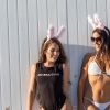 Claudia Romani et Melissa Lori posent sur la plage avec des oreilles de lapins le jour de Pâques à Miami le 1er avril 2018.